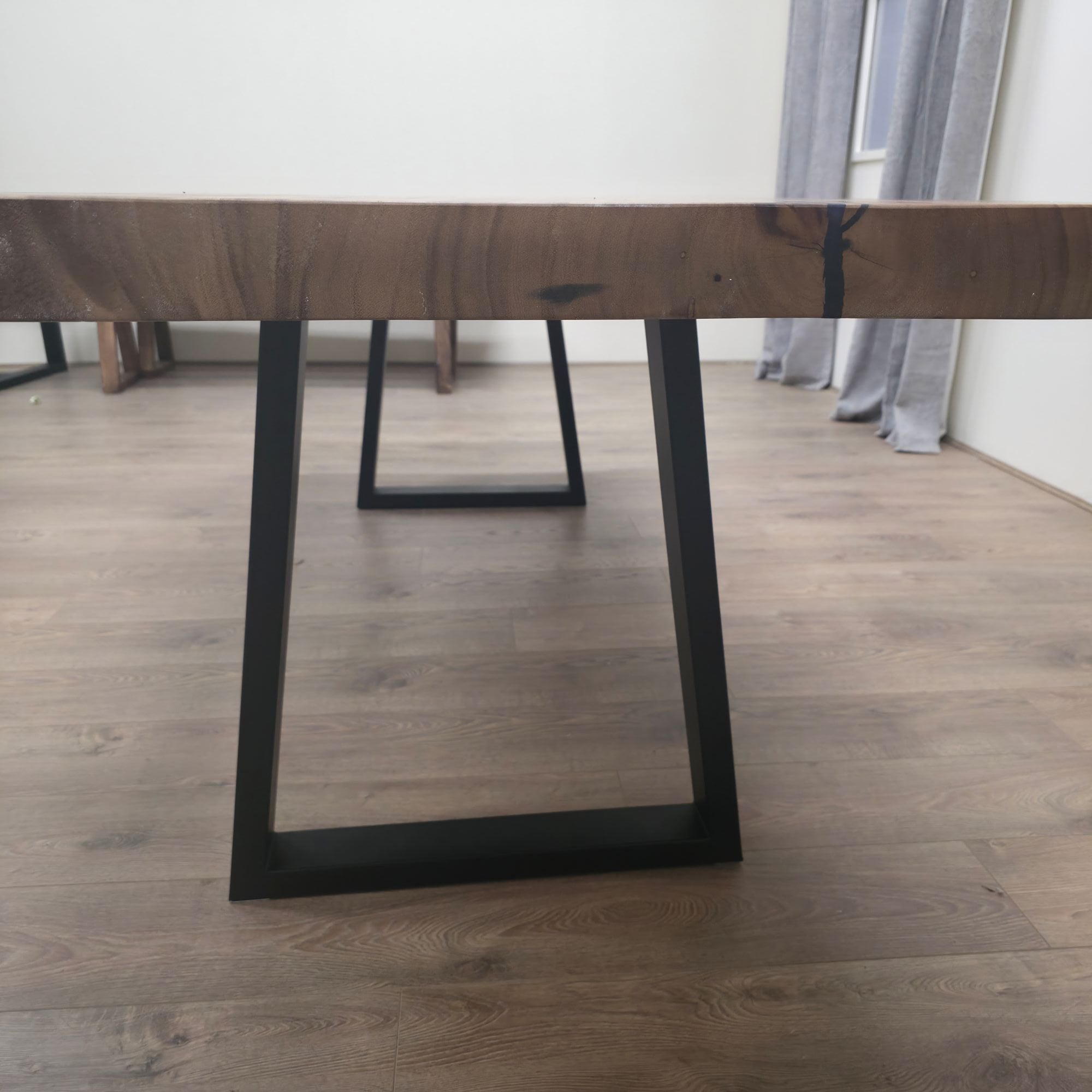Tavolo da pranzo in noce indiano massello con bordo vivo 239 cm x 91 cm