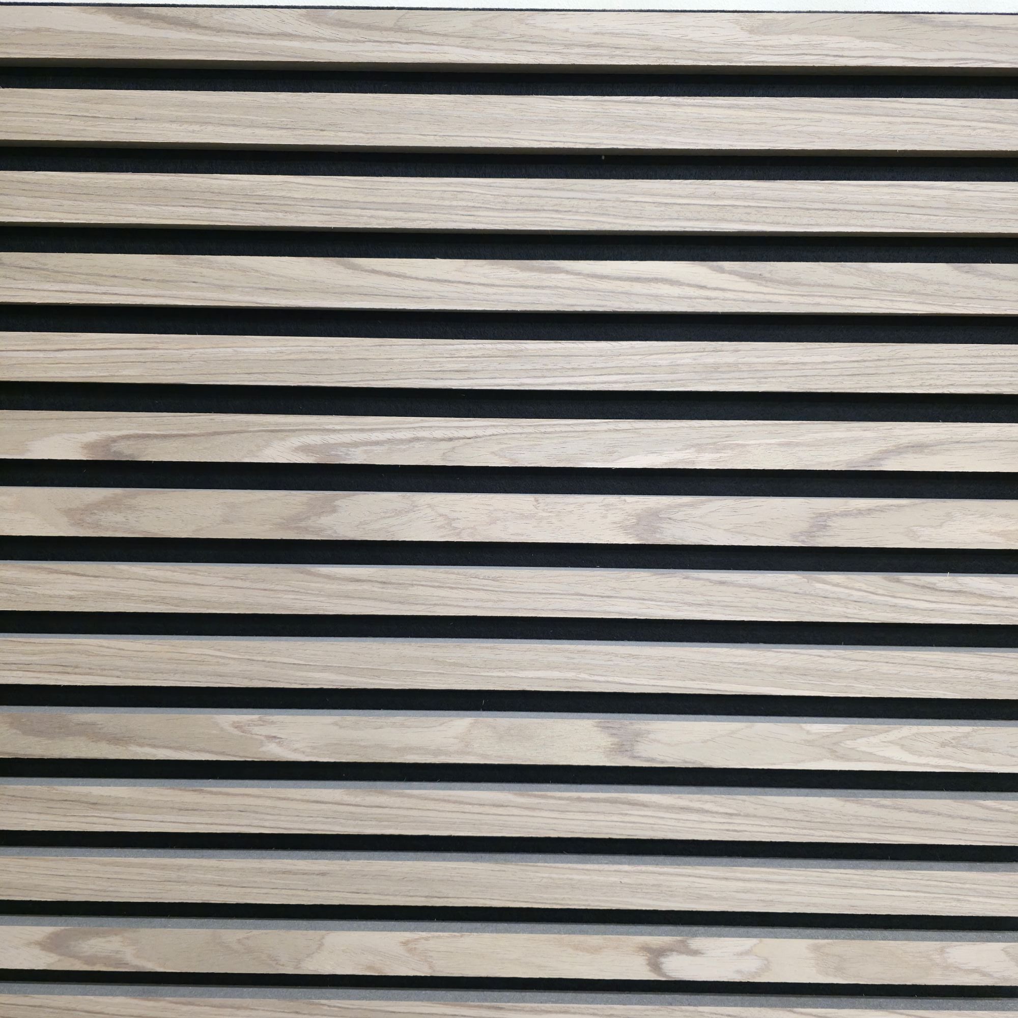 Confezione da 4 pannelli acustici quadrati in legno 600mm x 600mm con 1x adesivo in omaggio