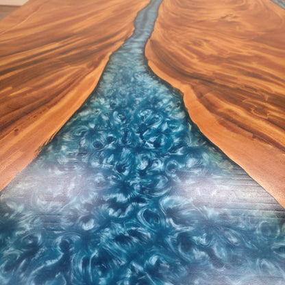 Tavolo da pranzo in noce indiano con bordo naturale in resina blu 210cm x 145cm